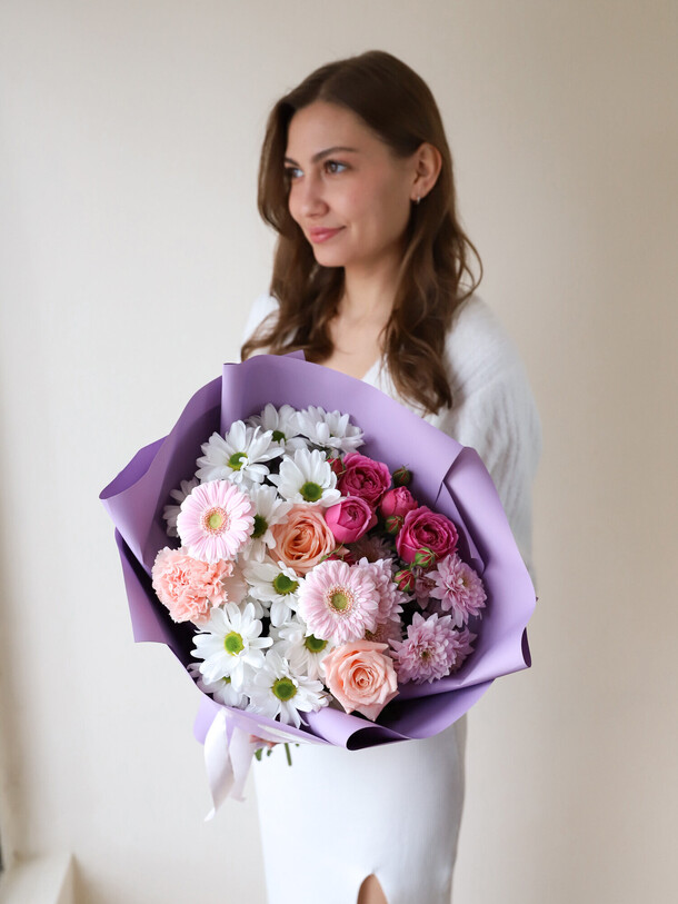 Букет-комплимент в лавандовом оформлении, артикул F1404159 - 4200 рублей, доставка по городу. Flawery - доставка цветов