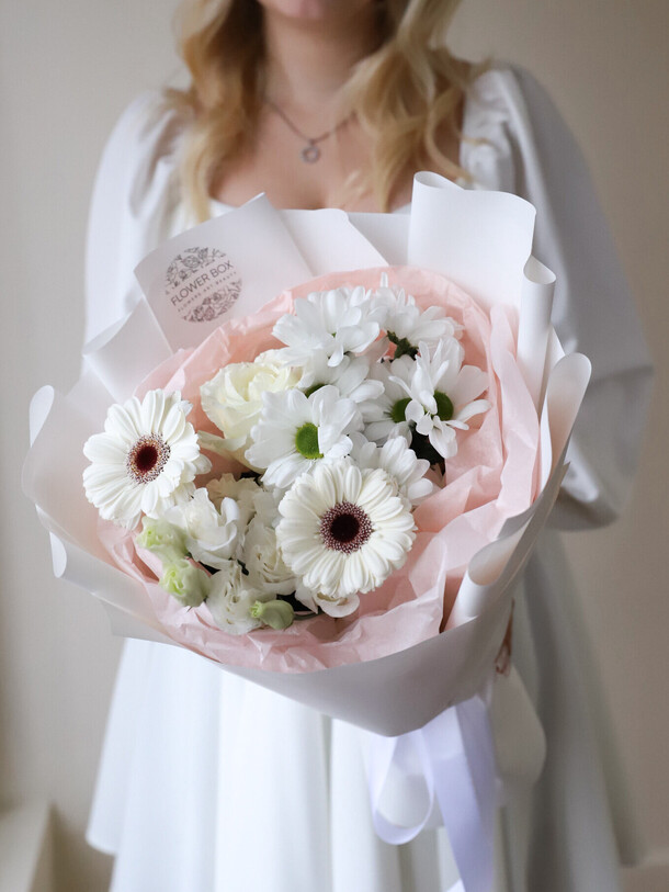 Букет в белых тонах, артикул F1404164 - 2750 рублей, доставка по городу. Flawery - доставка цветов