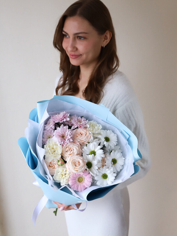Букет нежный в голубом оформлении, артикул F1404166 - 3400 рублей, доставка по городу. Flawery - доставка цветов