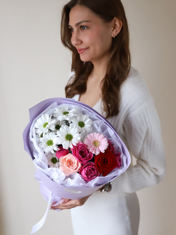 Букет яркий с розами, артикул F1404169 - 2750 рублей, доставка по городу. Flawery - доставка цветов