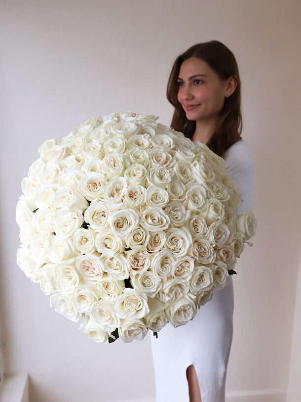 101 роза белая в ленту, артикул F1404549 - 39950 рублей, доставка по городу. Flawery - доставка цветов