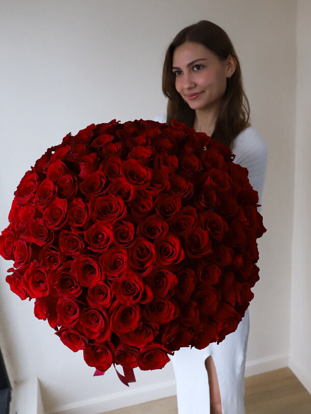 101 роза красная в ленту, артикул F1404551 - 39950 рублей, доставка по городу. Flawery - доставка цветов