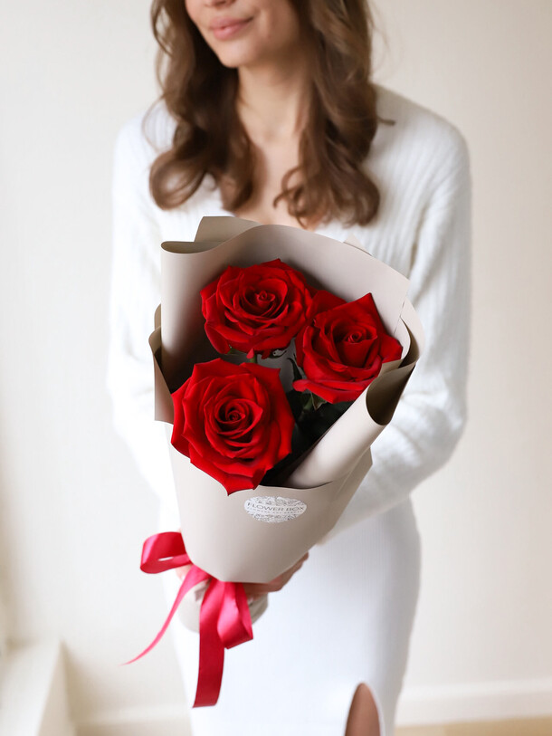 Красные розы в бежевом оформлении (3шт), артикул F1404552 - 1550 рублей, доставка по городу. Flawery - доставка цветов