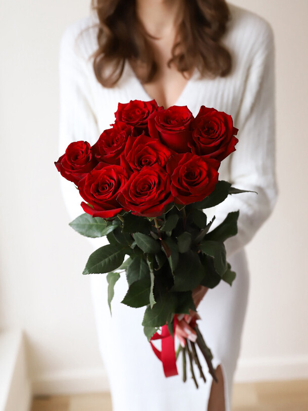 Красные розы в ленту (9 шт), артикул F1404555 - 4050 рублей, доставка по городу. Flawery - доставка цветов