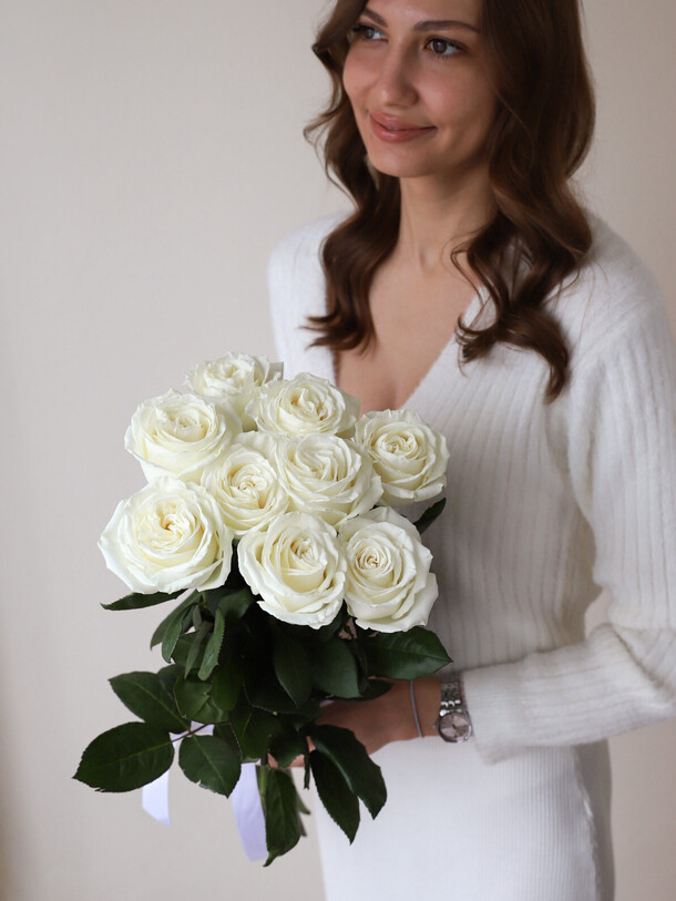 Розы белые в ленту (9 шт), артикул F1404558 - 4050 рублей, доставка по городу. Flawery - доставка цветов