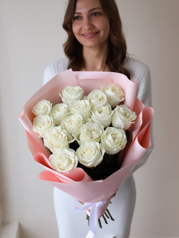 Белые розы в нежном оформлении (15 шт), артикул F1404561 - 6700 рублей, доставка по городу. Flawery - доставка цветов