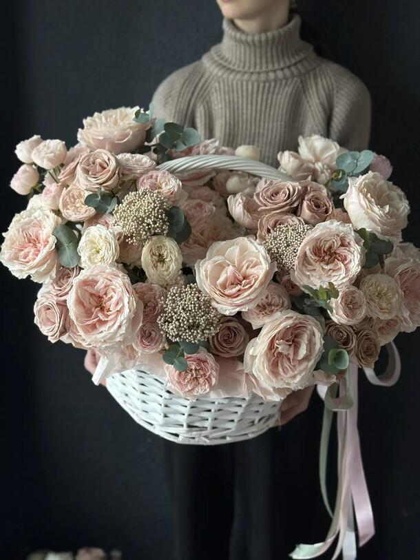 Авторская корзина с кустовыми и пионовидными розами "театр теней на закате", артикул F1522700 - 47900 рублей, доставка по городу. Flawery - доставка цветов