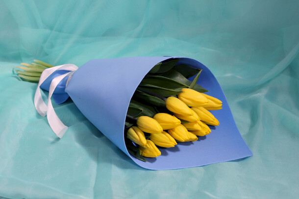 Букет из 15 желтых тюльпанов, артикул F1100088 - 2130 рублей, доставка по городу. Flawery - доставка цветов