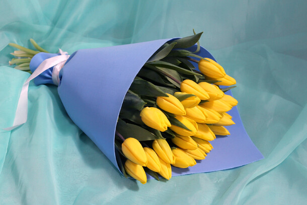 Букет из 25 желтых тюльпанов, артикул F1100089 - 3420 рублей, доставка по городу. Flawery - доставка цветов