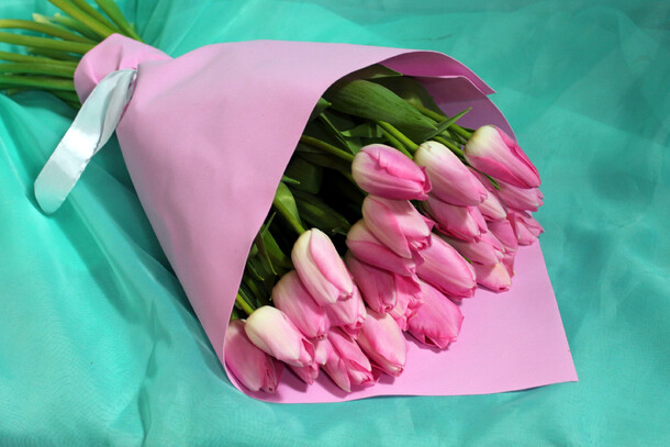 Букет из 25 розовых тюльпанов, артикул F1100097 - 3475 рублей, доставка по городу. Flawery - доставка цветов