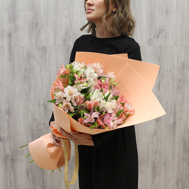 Букет из 15 альстермерий, артикул F1285034 - 2840 рублей, доставка по городу. Flawery - доставка цветов