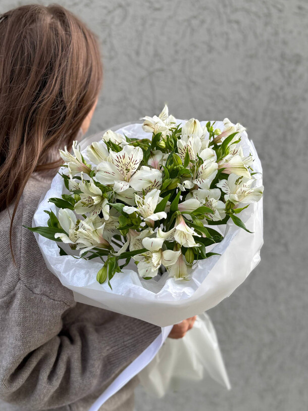 Букет из 7 белых альстермерий, артикул F1481982 - 3570 рублей, доставка по городу. Flawery - доставка цветов
