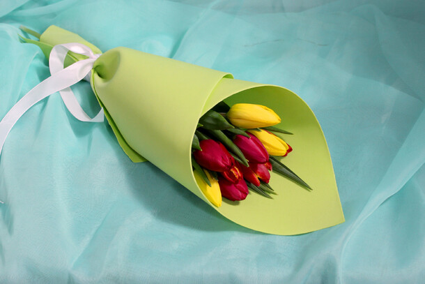 Букет из 9 тюльпанов яркий микс, артикул F63699 - 1360 рублей, доставка по городу. Flawery - доставка цветов