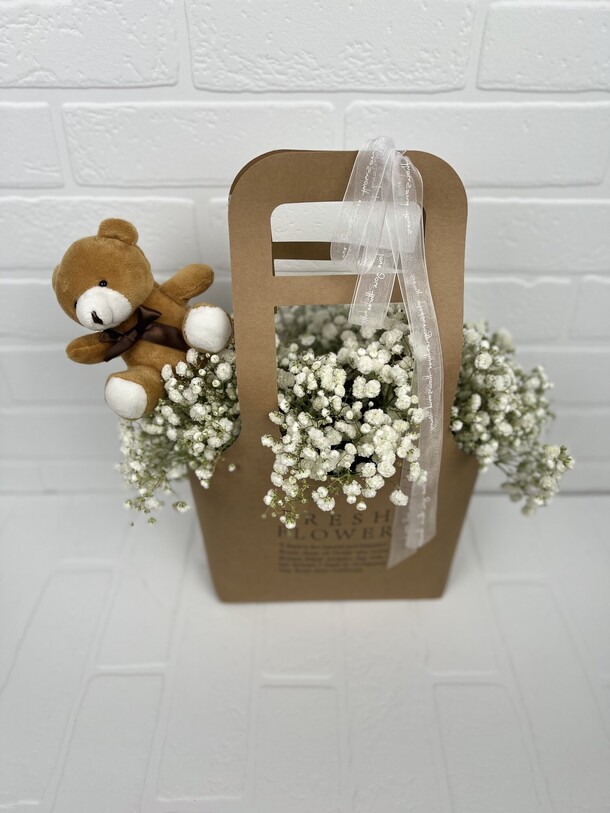 Композиция из гипсофилы с плюшевым мишкой, артикул F1427837 - 3250 рублей, доставка по городу. Flawery - доставка цветов