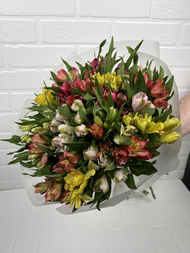 Букет из 25 альстромерий, артикул F1427845 - 4250 рублей, доставка по городу. Flawery - доставка цветов