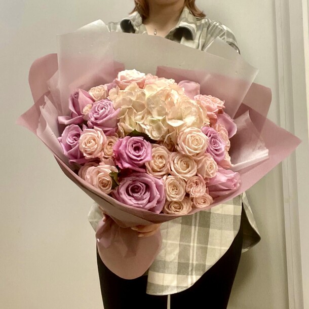 Гортензия, пионовидные розы, артикул F1203315 - 9130 рублей, доставка по городу. Flawery - доставка цветов