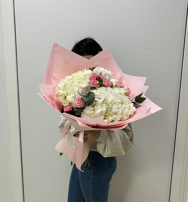 Облако с гортензией и розами, артикул F1231739 - 7850 рублей, доставка по городу. Flawery - доставка цветов