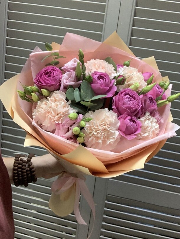 Букет с пионовидными розами, эустомой и диантусом, артикул F1246860 - 4250 рублей, доставка по городу. Flawery - доставка цветов