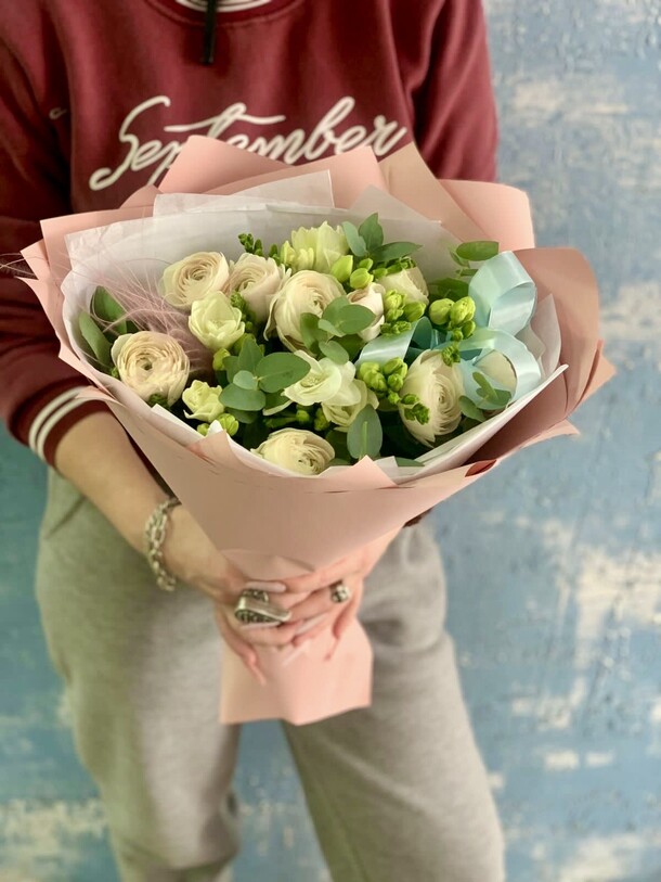 Экзотика с раниками и фрезией, артикул F1246863 - 13750 рублей, доставка по городу. Flawery - доставка цветов