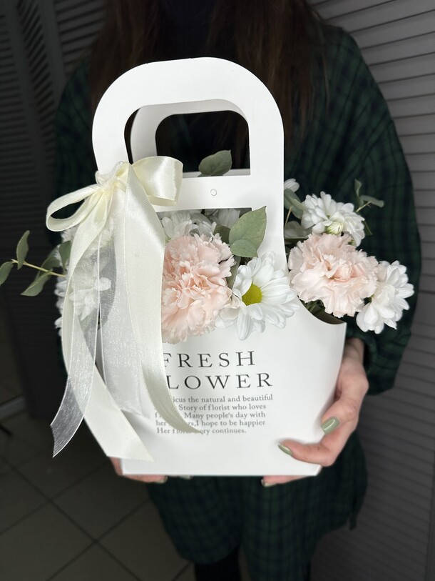 Сумочка с цветами, артикул F1349287 - 3289 рублей, доставка по городу. Flawery - доставка цветов