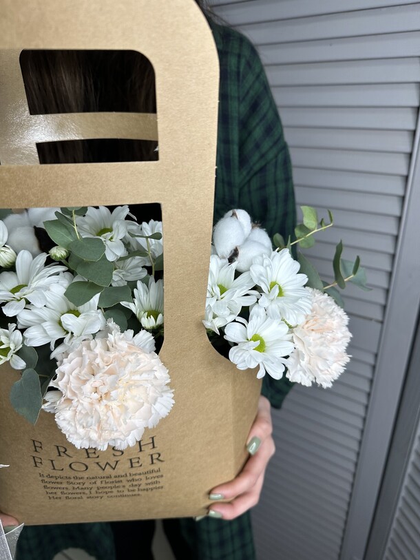 Сумочка с цветами, артикул F1349290 - 4296 рублей, доставка по городу. Flawery - доставка цветов