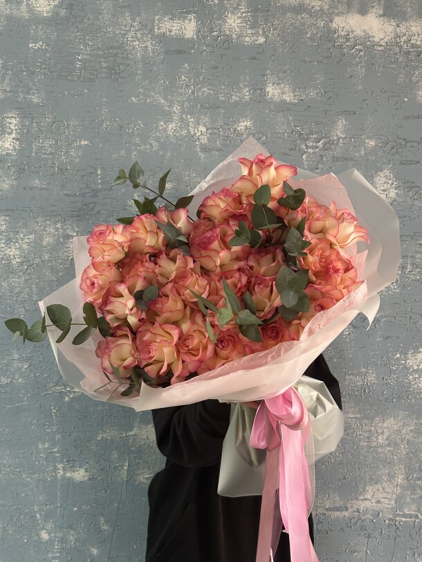 29 шикарных роз с эвкалиптом, артикул F1534341 - 18550 рублей, доставка по городу. Flawery - доставка цветов