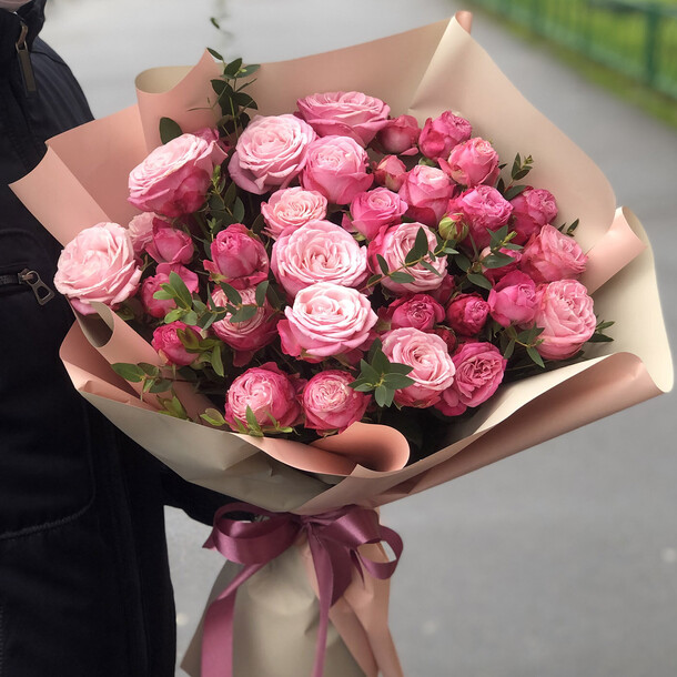 🔥букет из кустовых роз в оформлении, артикул F1110093 - 11858 рублей, доставка по городу. Flawery - доставка цветов