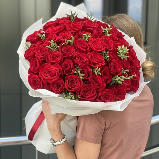 Букет из 51 розы «шик», артикул F1170917 - 10909 рублей, доставка по городу. Flawery - доставка цветов