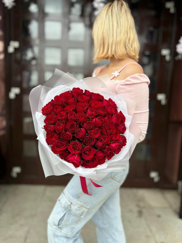 Букет из 51 розы, артикул F1295627 - 9900 рублей, доставка по городу. Flawery - доставка цветов