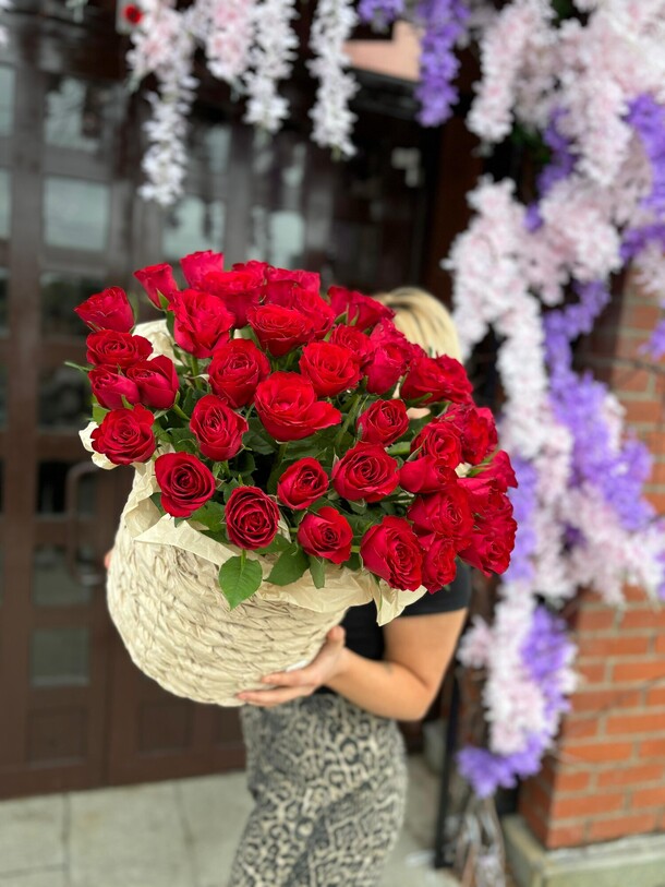 Корзина  из 51 розы, артикул F1295629 - 14300 рублей, доставка по городу. Flawery - доставка цветов