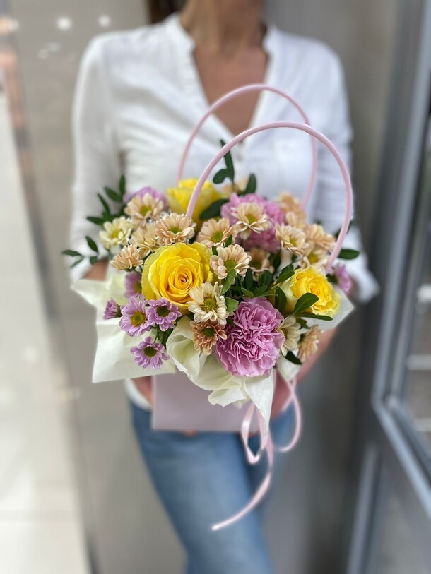 Сумочка с цветами, артикул F1315648 - 2750 рублей, доставка по городу. Flawery - доставка цветов