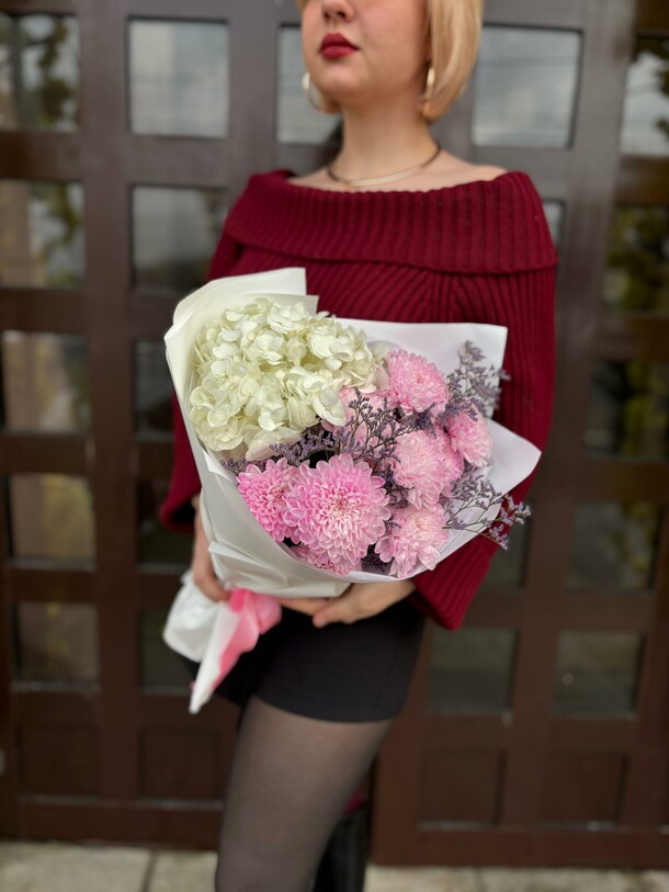 Букет «с праздником », артикул F1344062 - 2893 рублей, доставка по городу. Flawery - доставка цветов