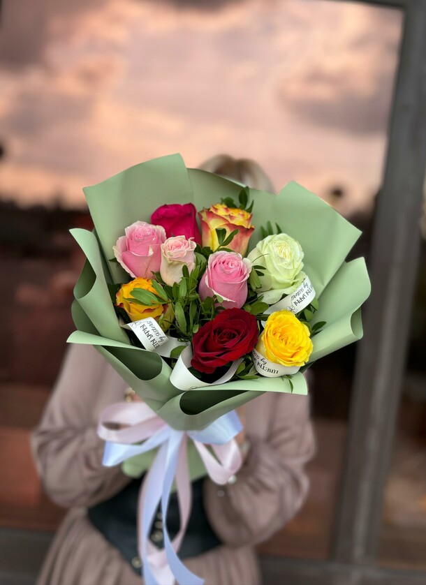 Букет комплимент из розочек, артикул F1355959 - 2420 рублей, доставка по городу. Flawery - доставка цветов