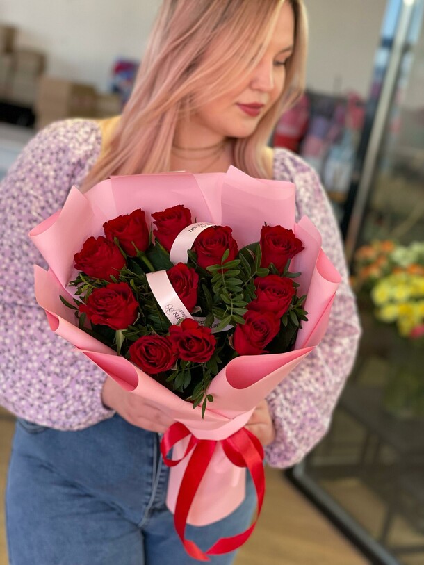 Букет из роз в оформлении, артикул F1397924 - 3300 рублей, доставка по городу. Flawery - доставка цветов