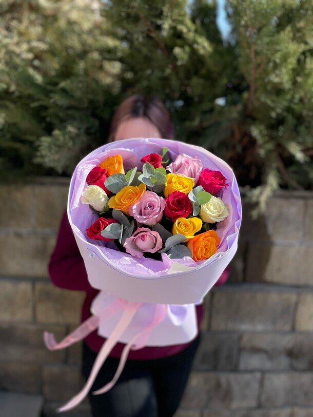 Монобукет «радужный день» с розами, артикул F1400948 - 3456 рублей, доставка по городу. Flawery - доставка цветов