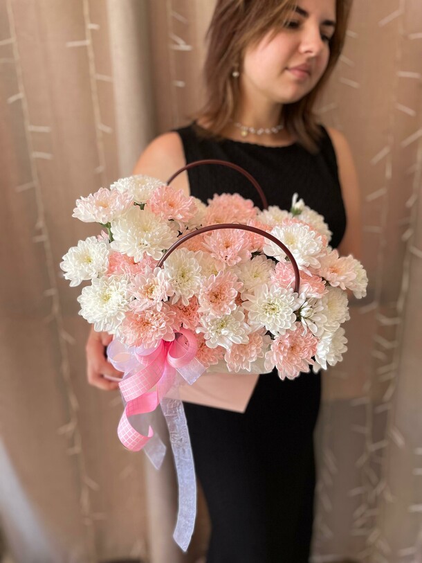 Сумочка «теплые воспоминания» из хризантем, артикул F1443808 - 2900 рублей, доставка по городу. Flawery - доставка цветов