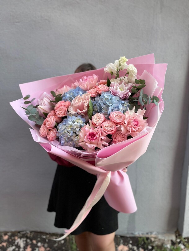 Букет «самой красивой маме», артикул F1490292 - 11858 рублей, доставка по городу. Flawery - доставка цветов