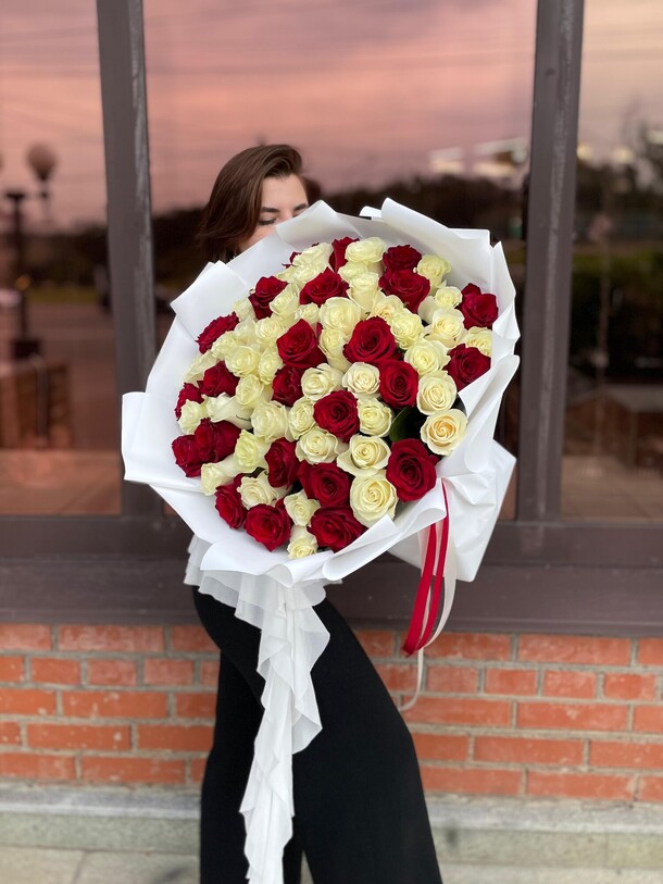 Букет «моей королеве», артикул F1490299 - 20900 рублей, доставка по городу. Flawery - доставка цветов