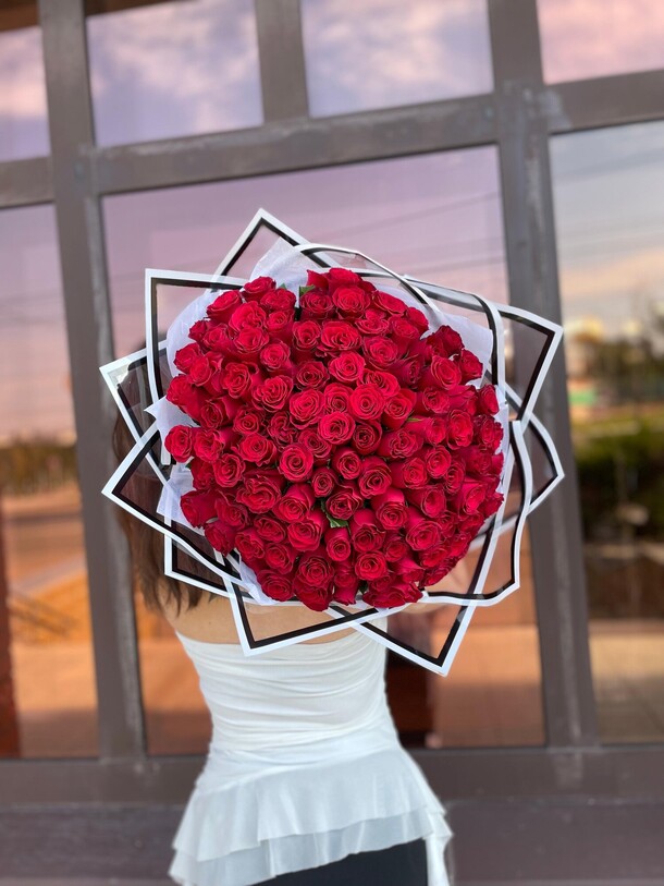 Букет 101 кенийская роза, артикул F1490307 - 20691 рублей, доставка по городу. Flawery - доставка цветов