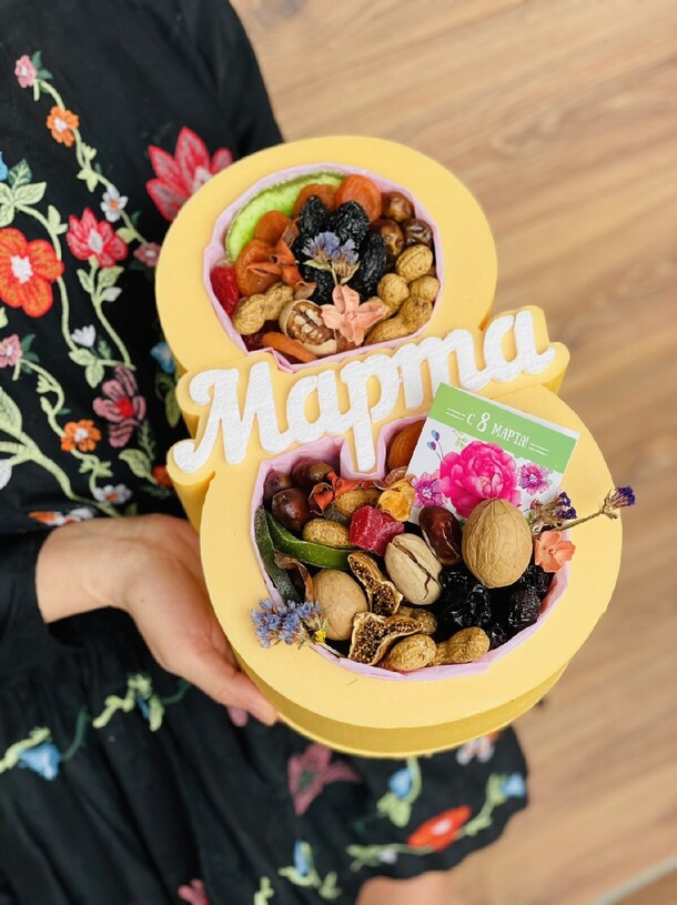 8 марта, артикул F107045 - 4010 рублей, доставка по городу. Flawery - доставка цветов