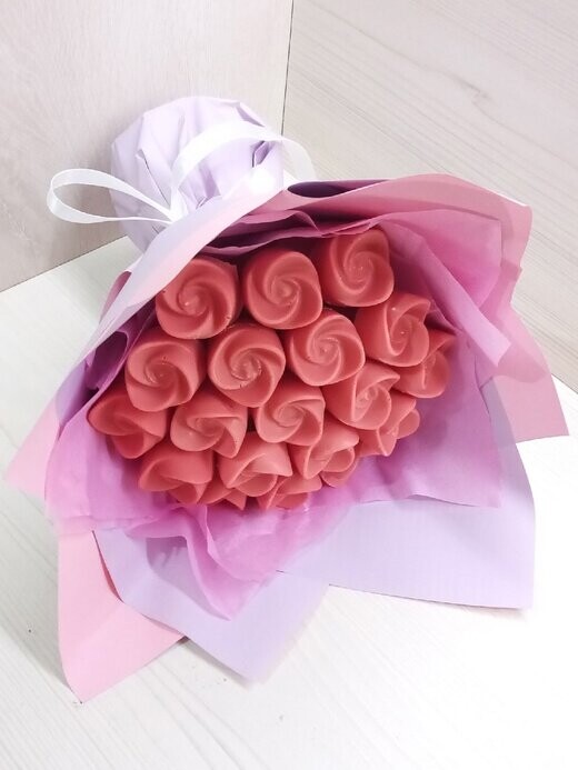 Розовые розы (шоколад), артикул F1085091 - 1450 рублей, доставка по городу. Flawery - доставка цветов