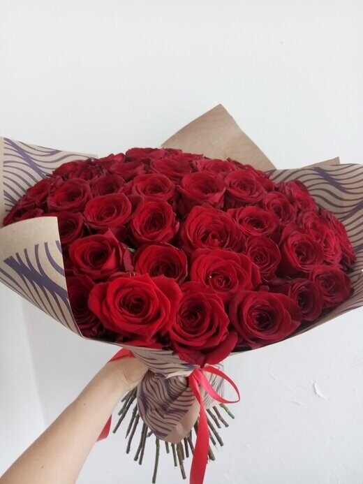 55 красных роз, артикул F1085092 - 11990 рублей, доставка по городу. Flawery - доставка цветов