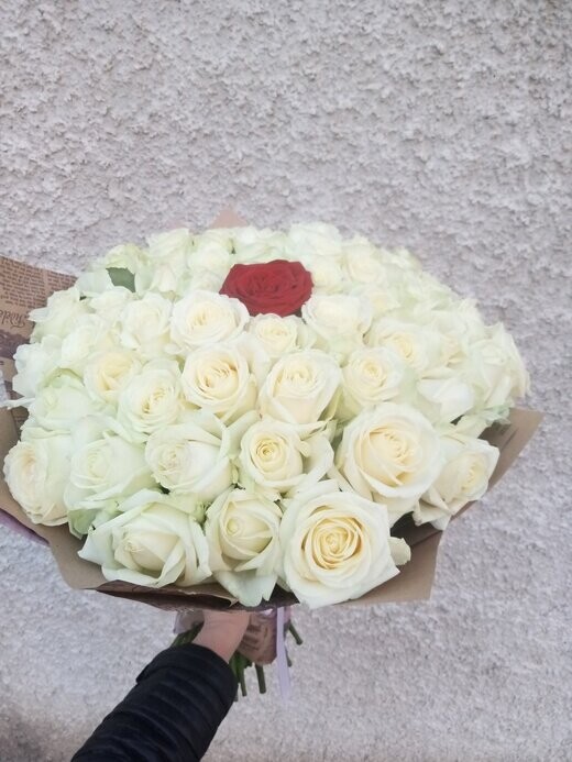 51 роза, артикул F1085233 - 11990 рублей, доставка по городу. Flawery - доставка цветов