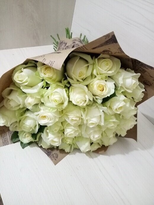 35 белых роз, артикул F1085236 - 8239 рублей, доставка по городу. Flawery - доставка цветов