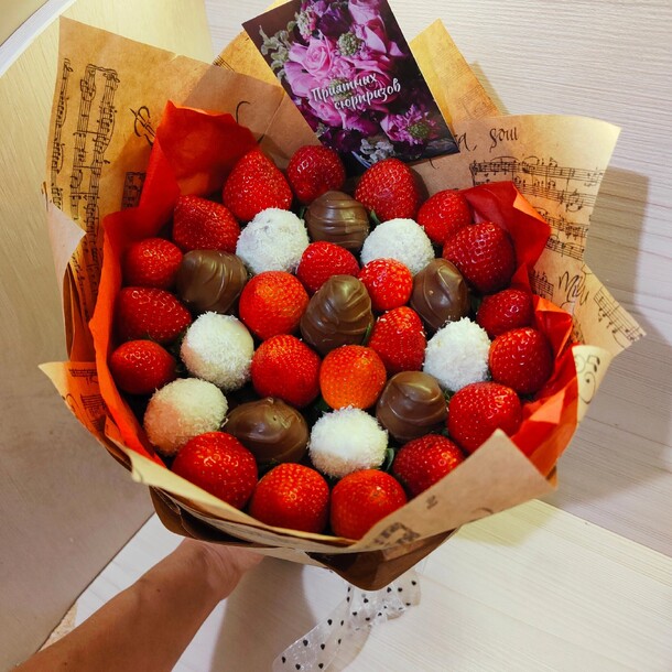 Клубничное счастье, артикул F109011 - 4950 рублей, доставка по городу. Flawery - доставка цветов