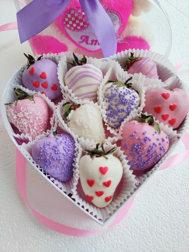 Клубничный комплимент ❤️, артикул F1118494 - 2739 рублей, доставка по городу. Flawery - доставка цветов