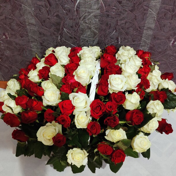 101 роза в корзине, артикул F1154059 - 26208 рублей, доставка по городу. Flawery - доставка цветов