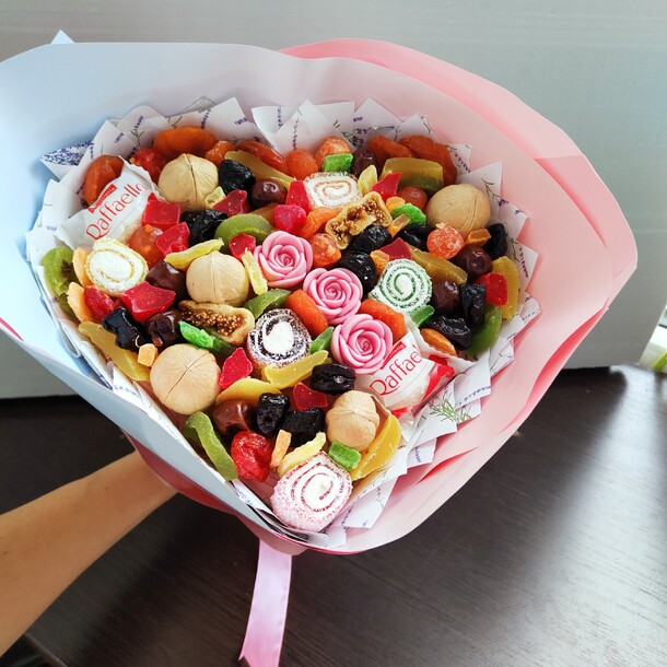 Сердце со сладостями, артикул F1156857 - 2189 рублей, доставка по городу. Flawery - доставка цветов