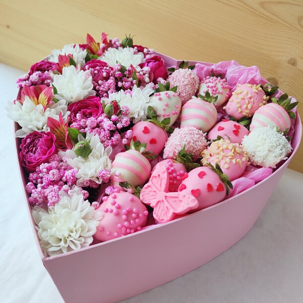 Нежные цветы с клубникой, артикул F1159721 - 6589 рублей, доставка по городу. Flawery - доставка цветов