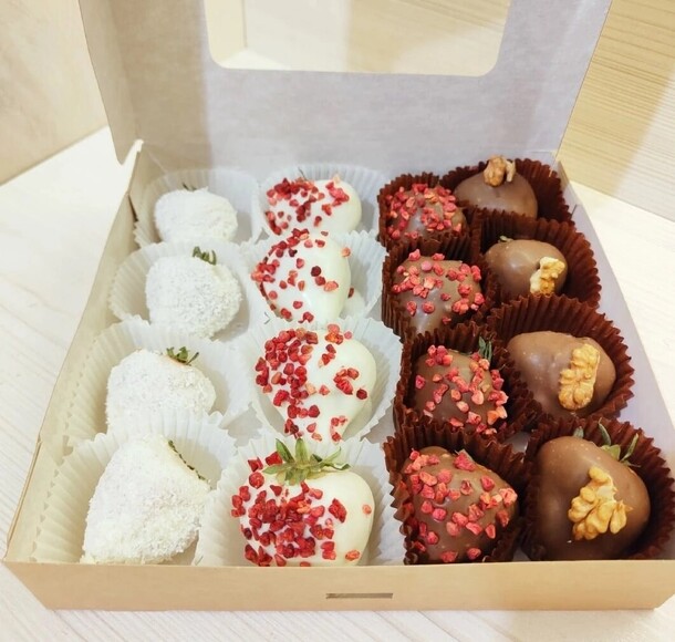 Клубника в шоколаде, артикул F1184439 - 3619 рублей, доставка по городу. Flawery - доставка цветов